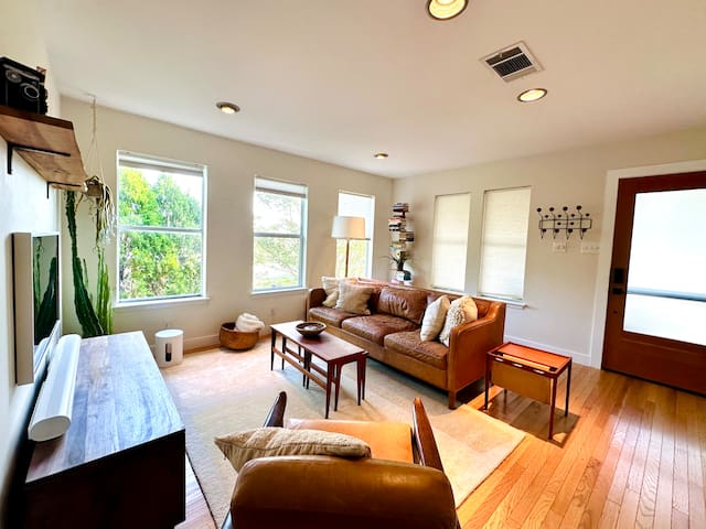 Serene Artist Retreat in the Heart of Downtown