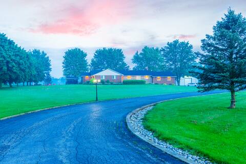 Cheerful 5 bedroom with pool, fire pit, much more