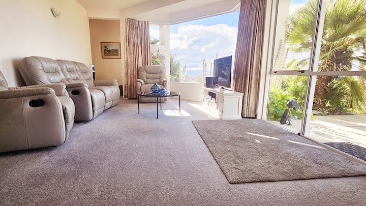 Relaxing Modern Apartment With Island Seascape - Tauranga