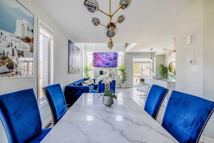 Brand New Luxury Home W/8Beds, Hot-tub, Pool Table gallery image 2