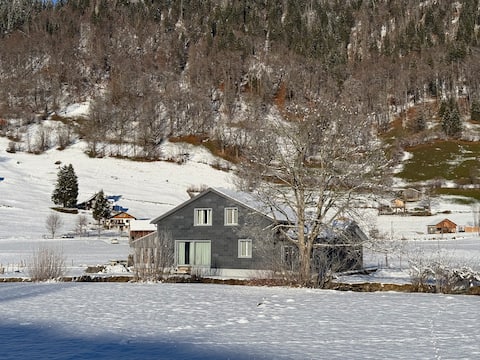 Dreamy mountain idyll: Cozy house in the green