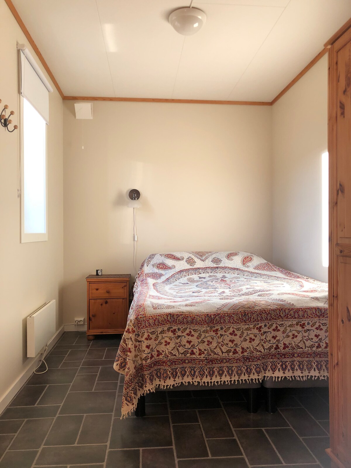 Спална соба со брачен кревет (широк 150 см)