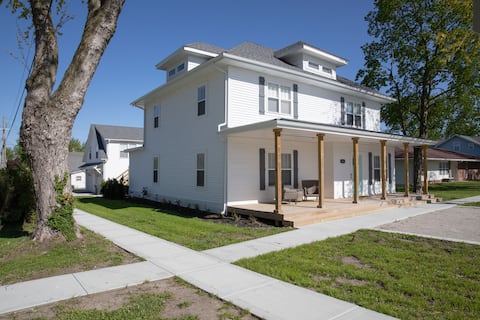 Lovely 5 BR Home 1 Block to MSQC - Sleeps 12+