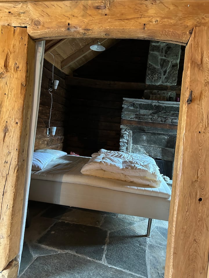 Cama doble en la habitación de la chimenea en la planta baja 