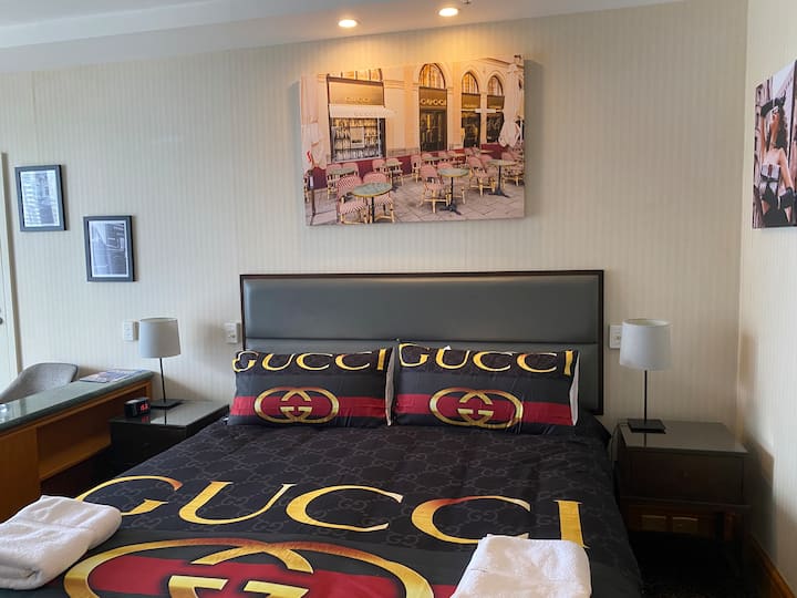 Gucci Style Studio. სააბაზანოში არის სპა ‑ სააბაზანო
