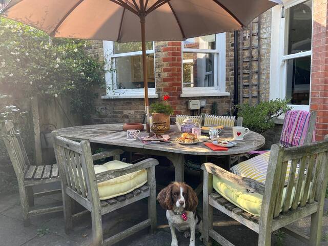 Cheerful 6 bedroom home in leafy Fulham. gallery image 5