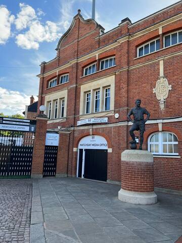 Cheerful 6 bedroom home in leafy Fulham. gallery image 3