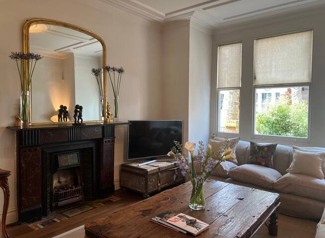 Cheerful 6 bedroom home in leafy Fulham. gallery image 2