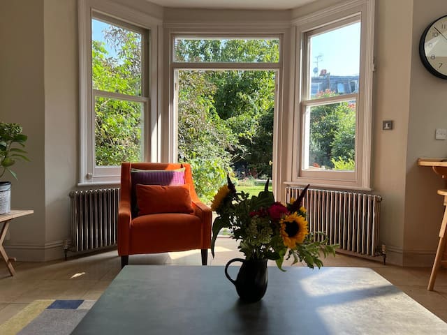 Cheerful 6 bedroom home in leafy Fulham.