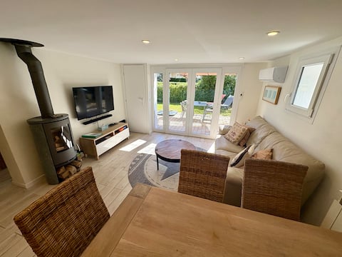 Successful Airbnb property: Cozy retreat – walk to beach, garden & mountains in Duingt