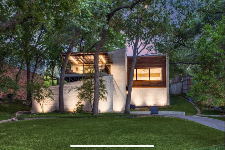 Stunning Treehouse Retreat + Spa 15 min to Downtwn