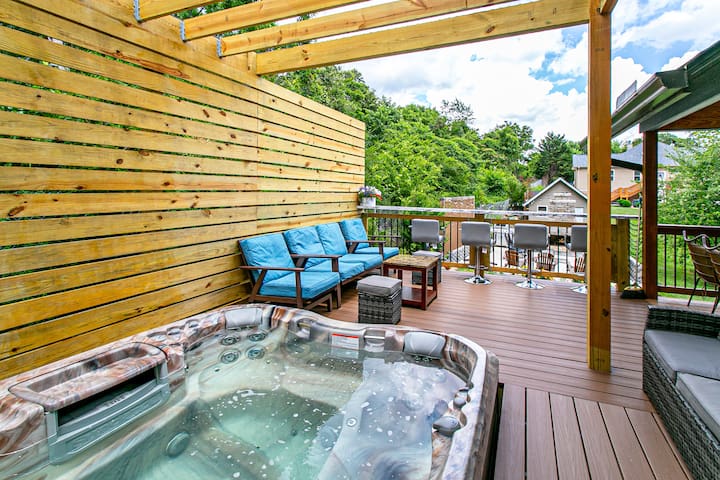 2 Mi to Downtown Asheville, 5 to Biltmore