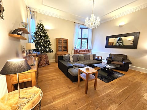 Elegant riverside 5-bed house–a short walk to town