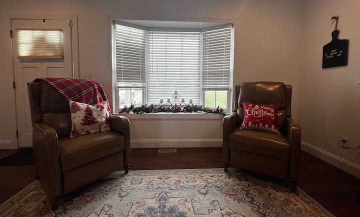 Vous vous sentirez comme chez vous alors que vous vous détendez dans votre fauteuil inclinable préféré et que vous regarderez votre film de Noël préféré !