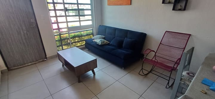 تتشارك غرفة المعيشة وغرفة الطعام مكيف الهواء،
عندما تغادر، سنطلب منك دائمًا إيقاف تشغيل جميع مكيفات الهواء.