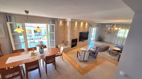 Successful Airbnb property: Villa Azzurra near Porec, 5 bedroom, heating pool in Rakovci Racovaz