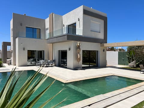 High standing villa with pool in Djerba sea view