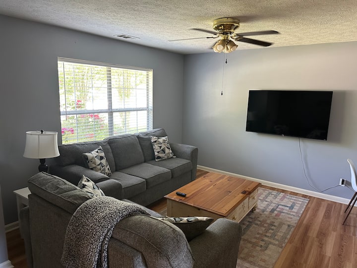 Pet-friendly • Fenced Blue House • 3 Mins To I-95 - Savannah, GA