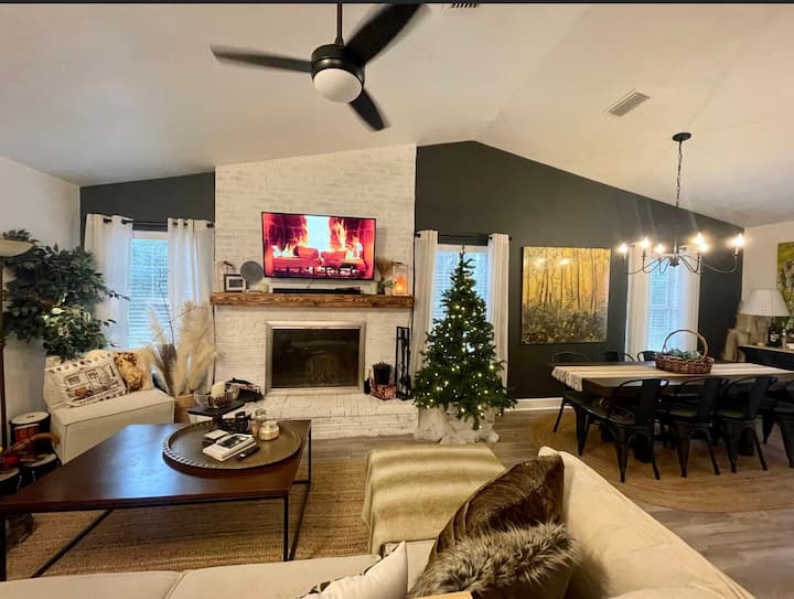 Best Location Springs HouseHot Tub! Pets & RV! Vacation homes for