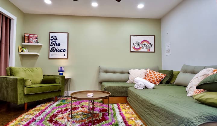 חדרי אירוח מעוצבים להפליא - אידיאליים לשהיות של חברים או משפחה.