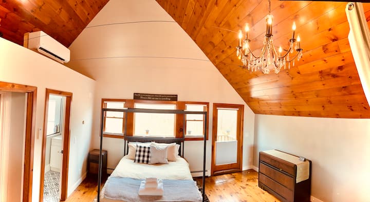 Master Loft Suite kubwa. Kito hiki cha usanifu kina mapazia ya faragha ya sakafu hadi dari na mapazia ya kuzima mwanga, na kukuruhusu kuchagua kati ya mandhari ya mlima ya wazi au mahali pa kulala palipo na faragha kamili. Bafu la ndani ni la kifahari.