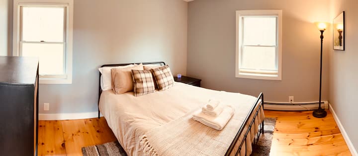 Chumba hiki cha kulala kina kitanda aina ya queen, godoro jipya la Casper na hutoa urahisi wa kupoza wa feni ya dari.