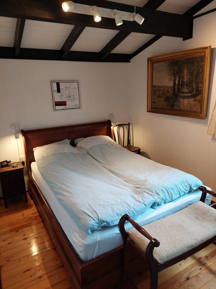 Საძინებელი სახლის მთავარ სააბაზანოსთან. Საწოლი არის 140x200 სმ.