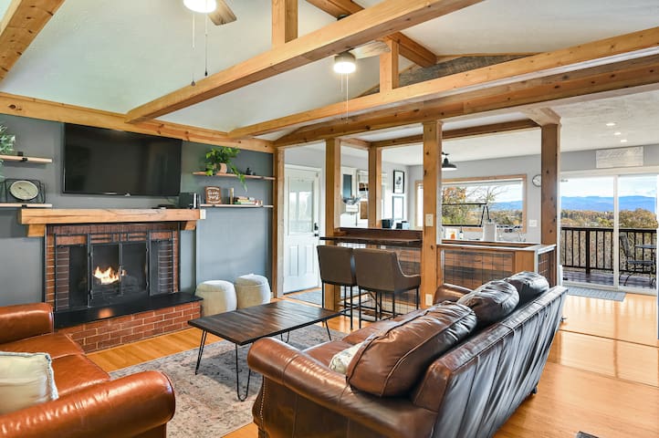 Spectacular Views! Convenient-Fenced Yard-Hot Tub