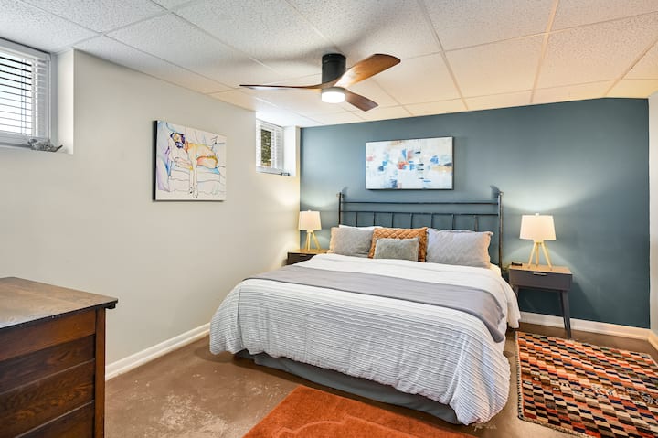 ქვედა სართულზე მდებარე საძინებელი, რომელშიც არის საძინებელი საწოლი და აბაზანა‑ტუალეტი