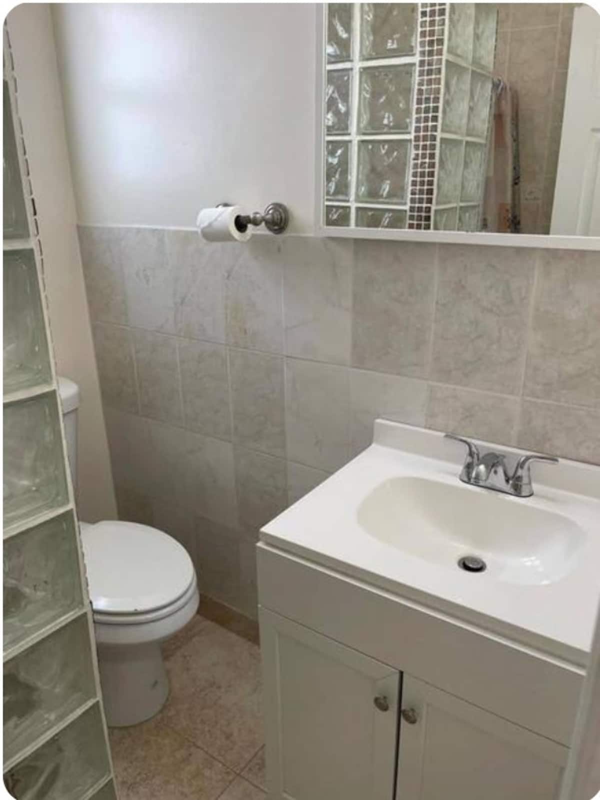 The private half bath at the Garden Studio