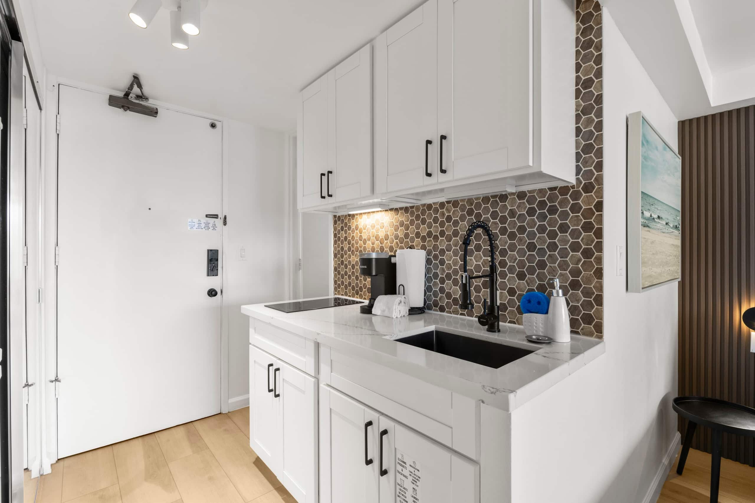 Condo in Honolulu · ★4.93 · Studio · 2 beds · 1 bath - Image 11