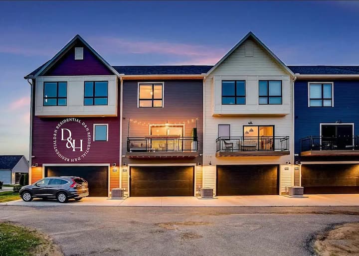 Chic River Walk Townhome Near Notre Dame! - South Bend, IN