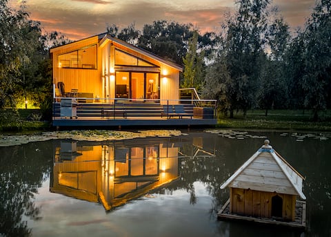 Muntjak Lakeside Lodge