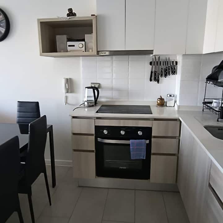 kuzhinë elektrike me të gjitha shërbimet e nevojshme për gatim