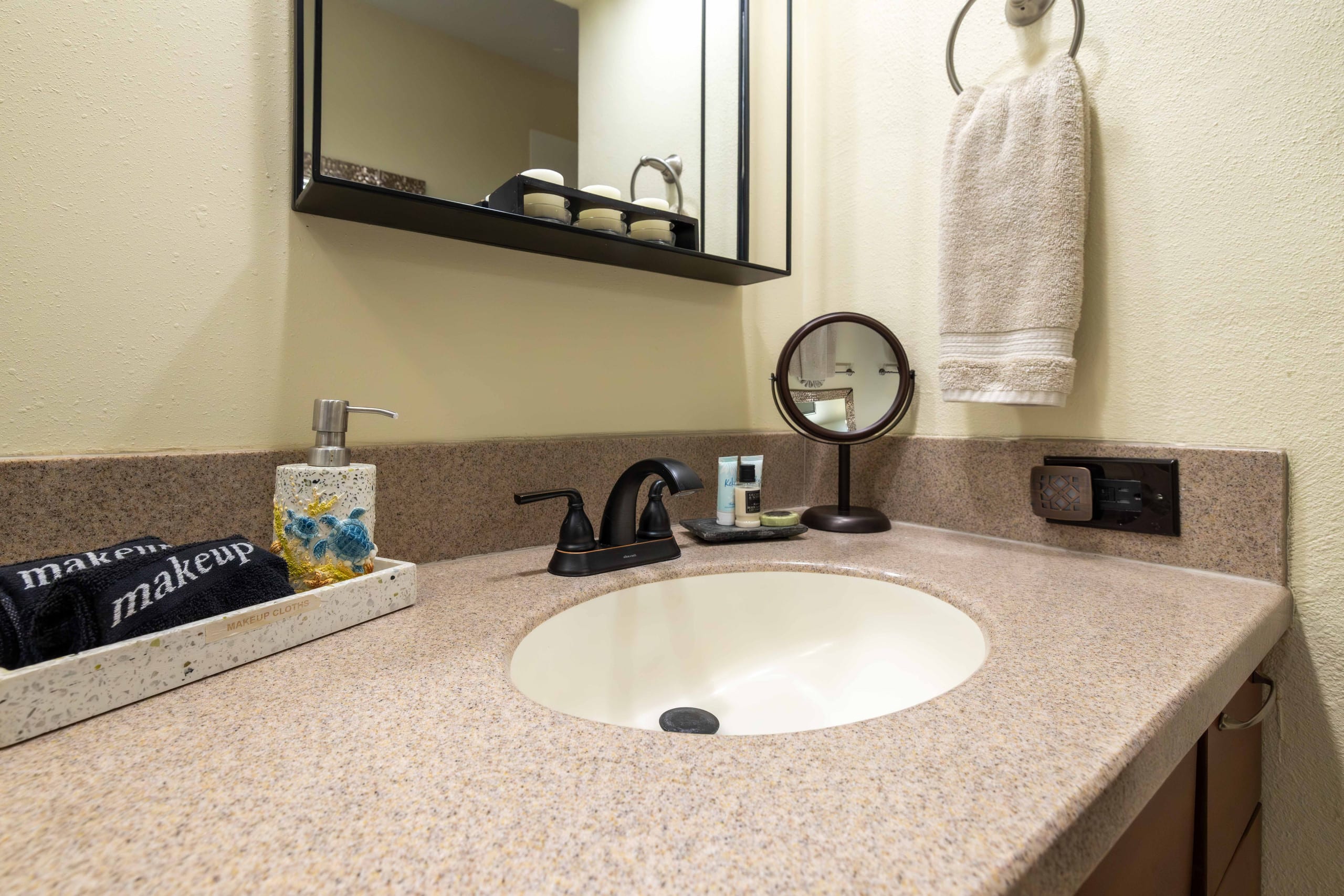 Condo in Wailuku · ★4.83 · 1 bedroom · 2 beds · 1 bath - Image 32