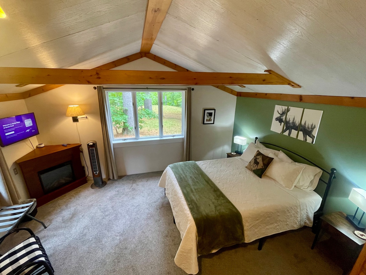 Основната спалня съдържа 32-инчов телевизор Roku Streaming, затъмняващи завеси, електрическа камина, осветена машина за звук за гости и изглед към красивия страничен двор.