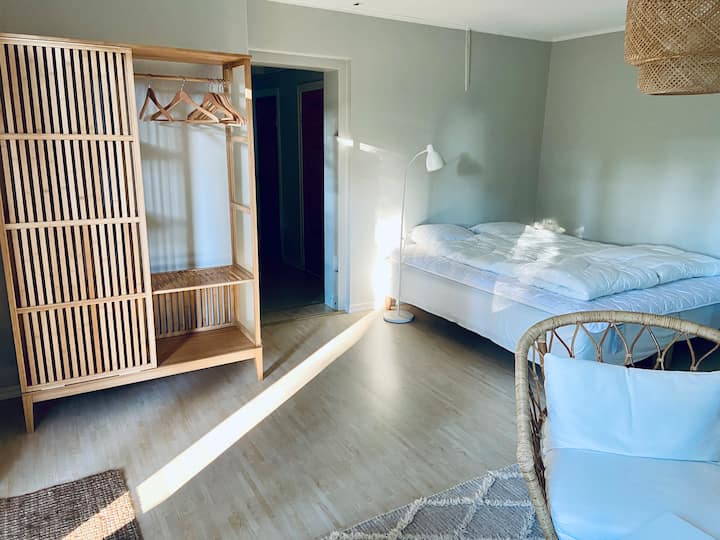 Casa de huéspedes 1 con inodoro, ducha y cocina americana
Cama doble y sofá cama para 2 personas.