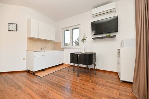 Popular Airbnb listing: Great apartment with garden view and free parking in Mastrinka