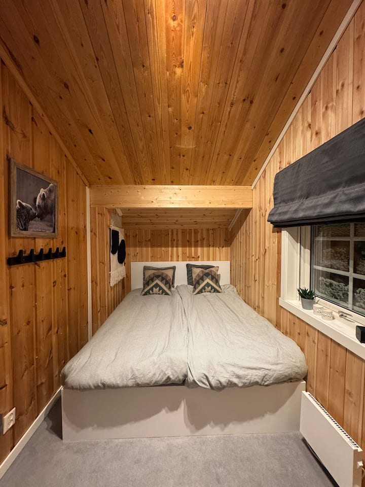 سرير مزدوج بعرض 160 سم.