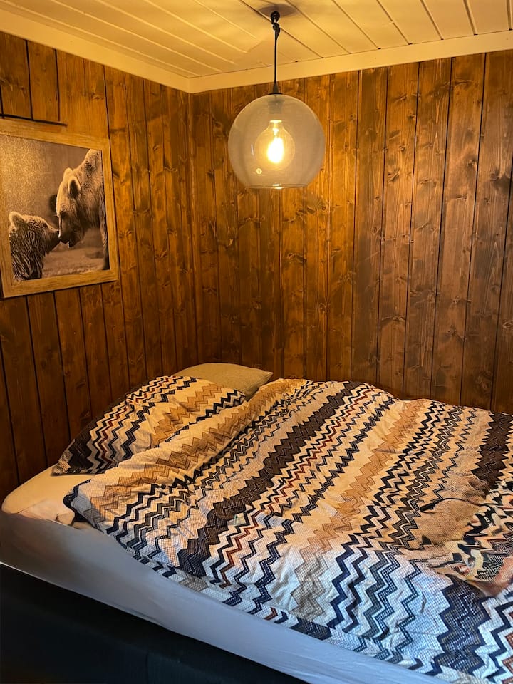 سرير مزدوج بعرض 120 سم. 

