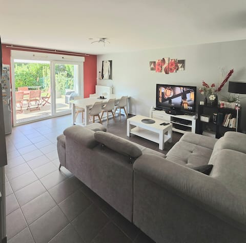 Quiet modern 3 bedroom ground floor garden
Close to center