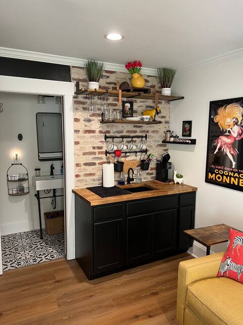 Adorable 5 star tiny house near square!