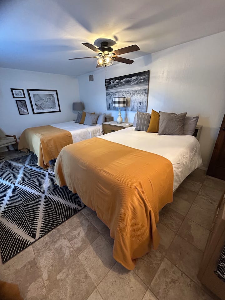 Izba Sunset Room sa nachádza na hlavnom poschodí mimo jedálne a ponúka dve manželské postele veľkosti queen size. Plne vybavená kúpeľňa sa nachádza cez chodbu.