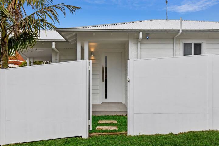 The Beach Cottage Freshwater * 100m to beach gallery image 4