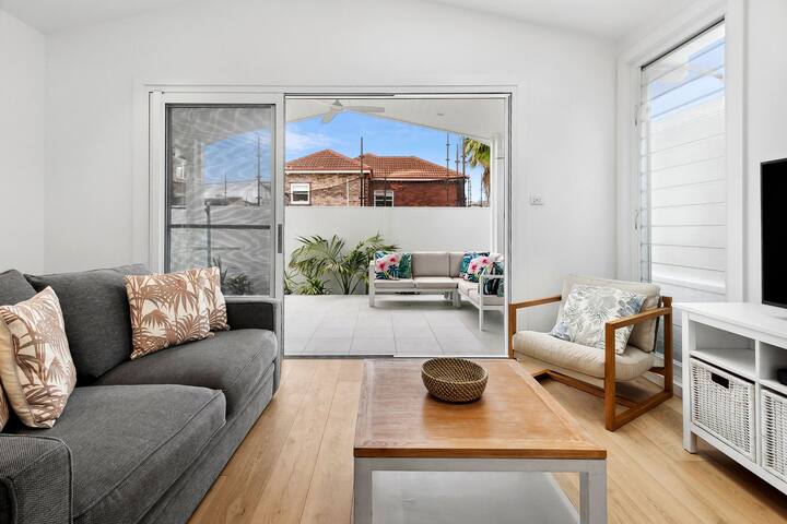 The Beach Cottage Freshwater * 100m to beach gallery image 2