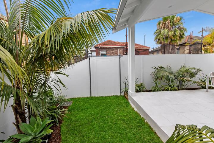 The Beach Cottage Freshwater * 100m to beach gallery image 5