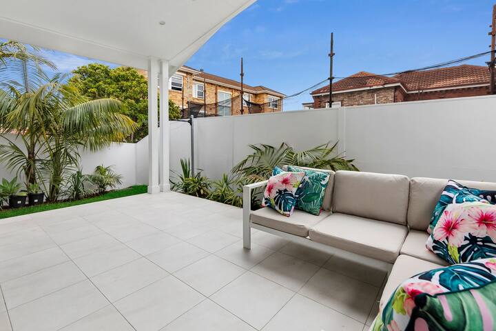 The Beach Cottage Freshwater * 100m to beach gallery image 3