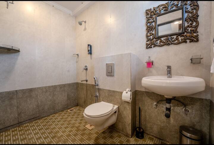 Full bathroom 3 image 2
