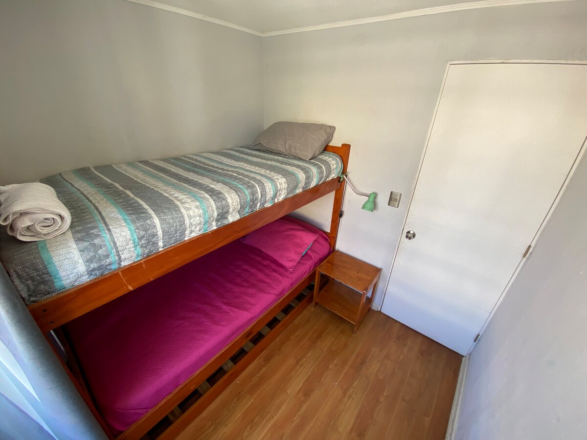 Двуетажно легло с 2 единични легла