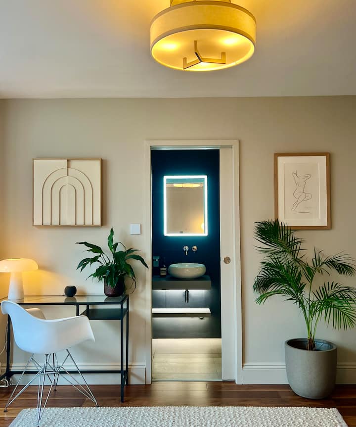 Главна спалня със самостоятелна душ стая